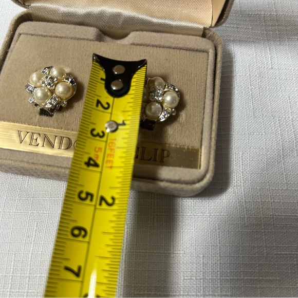 Vintage signed Vendome faux pearl rhinestone silver tone clip on earrings - Picture 4 of 4